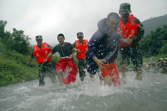 Militares evacuan a residentes de la provincia Zhejiang, al este de China