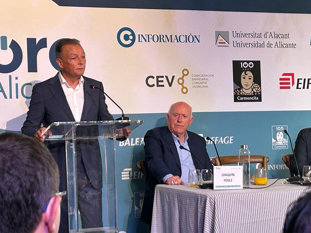 Salvador Navarro, presidente de la CEV, durante un desayuno-coloquio en Alicante