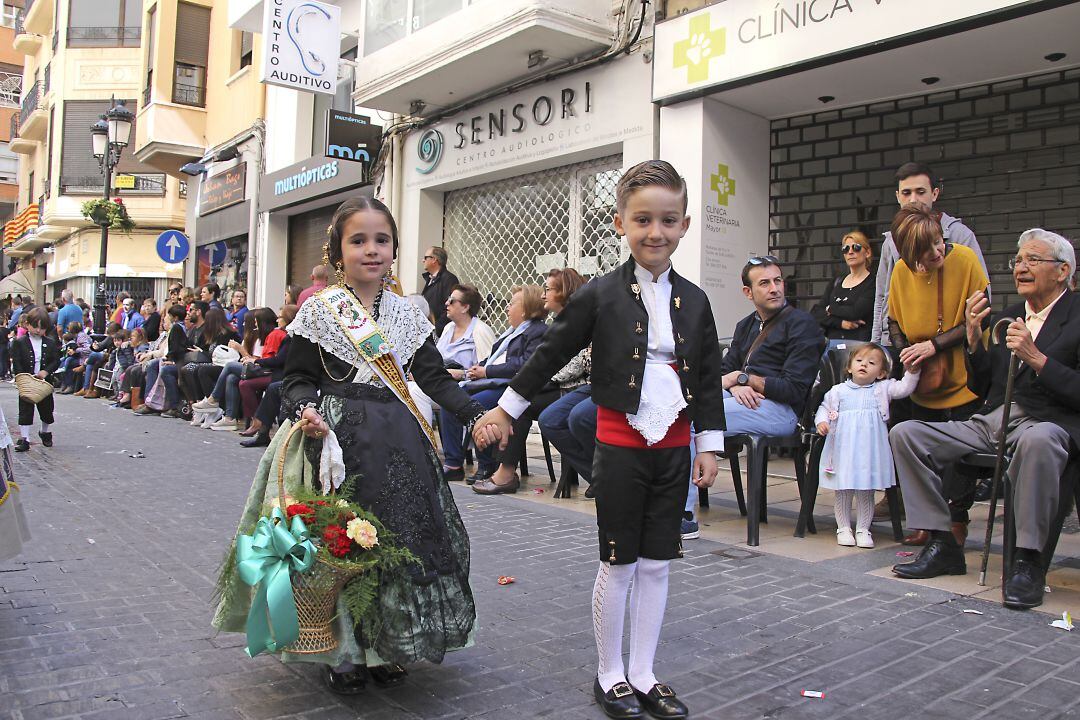 Niños participantes en un desfile de la Magdalena