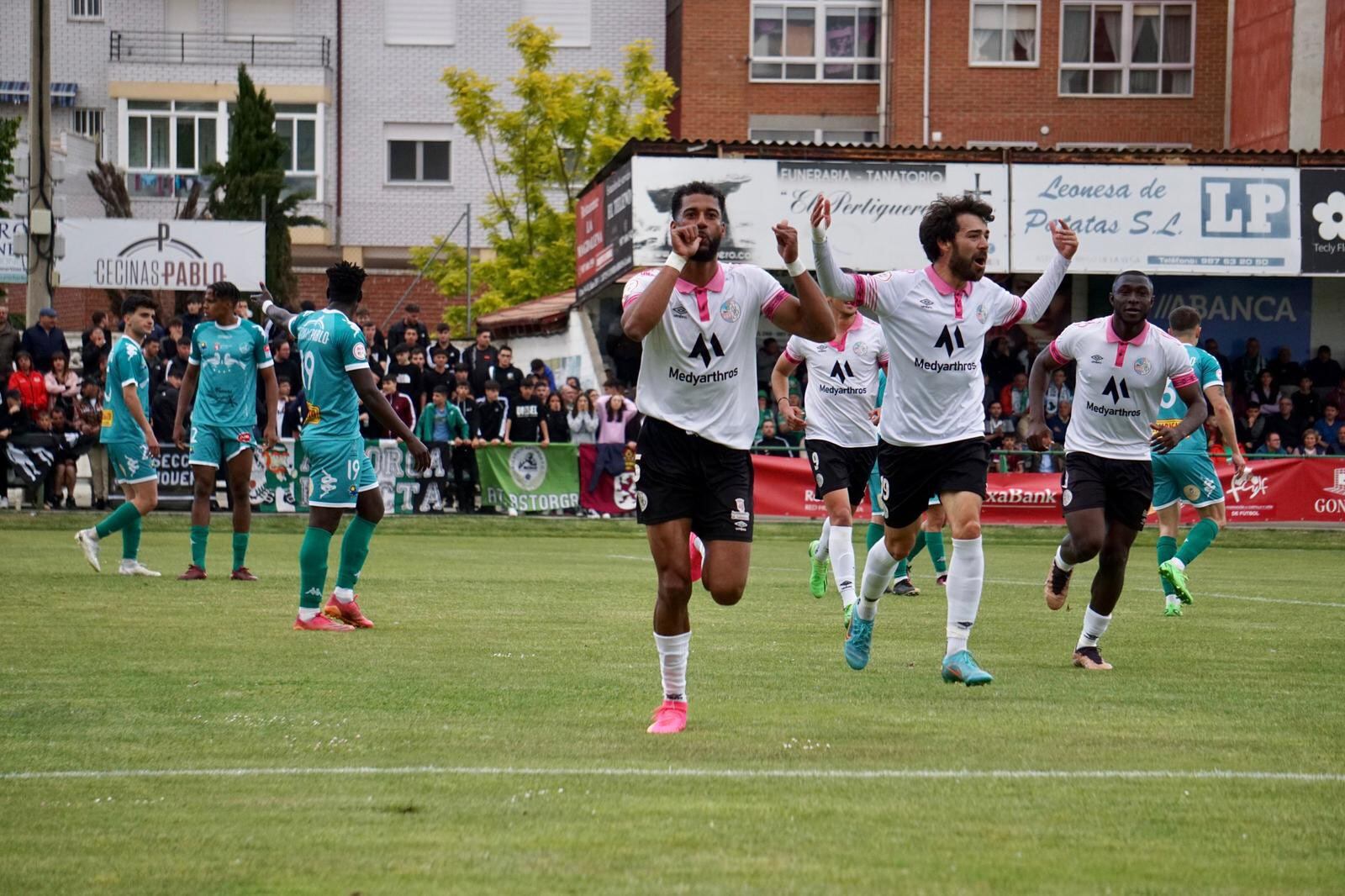 Pablo de Castro celebra su gol en La Eragudina/ Salamanca CF UDS