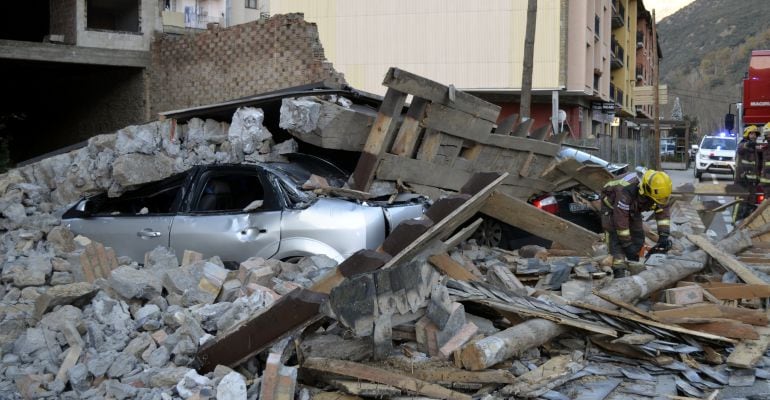 Els Bombers de la Generalitat han comprovat que no hi hagués persones atrapades