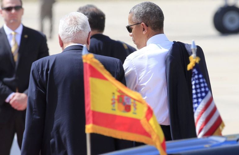  El presidente de EEUU, Barack Obama, acompañado por el ministro de Asuntos Exteriores en funciones, José Manuel García-Margallo en la base aérea de Torrejón de Ardoz.