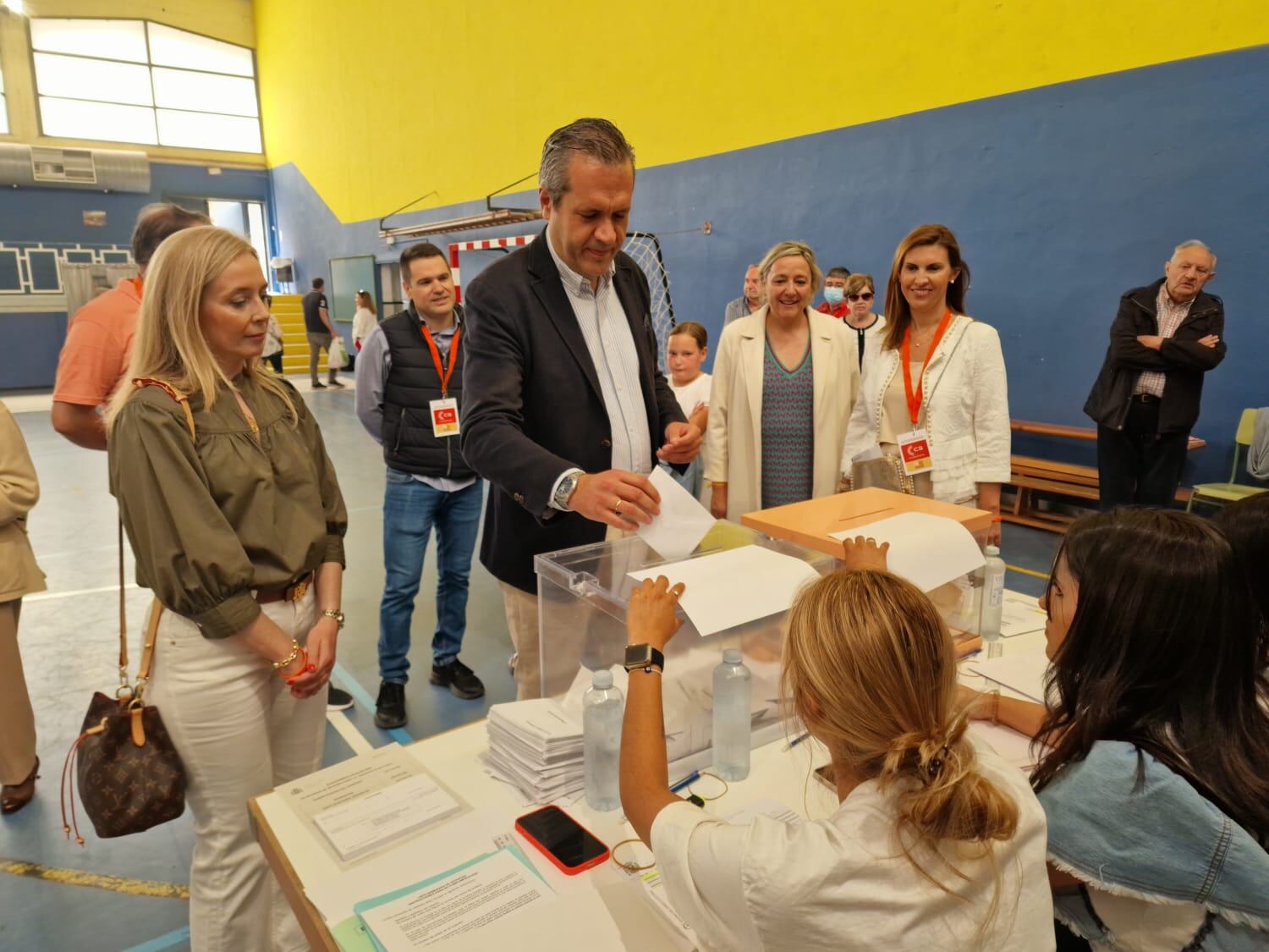 Carlos Ortas, candidato de Ciudadanos-Tú Aragón, a la presidencia de Aragón, votando