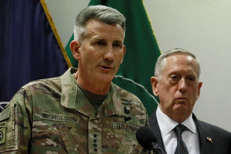 El general Nicholson, máximo responsable de las tropas estadounidenses en Afganistán y el secretario de Defensa, Jim Mattis, en Kabul, Afganistán.