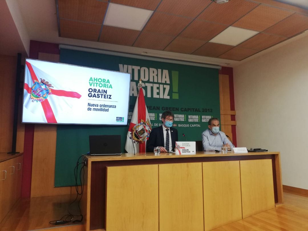 El alcalde Urtaran y el concejal de Movilidad, durante la presentación del borrador de la ordenanza de movilidad