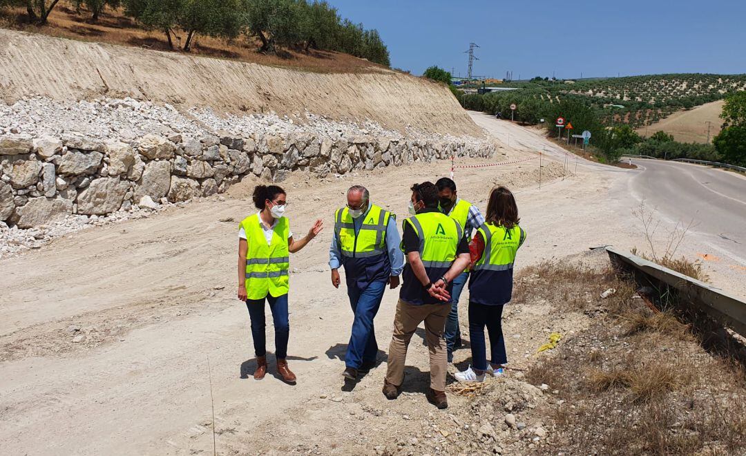 El delegado de Fomento, Jesús Estrella, durante su visita a las obras de la variante.