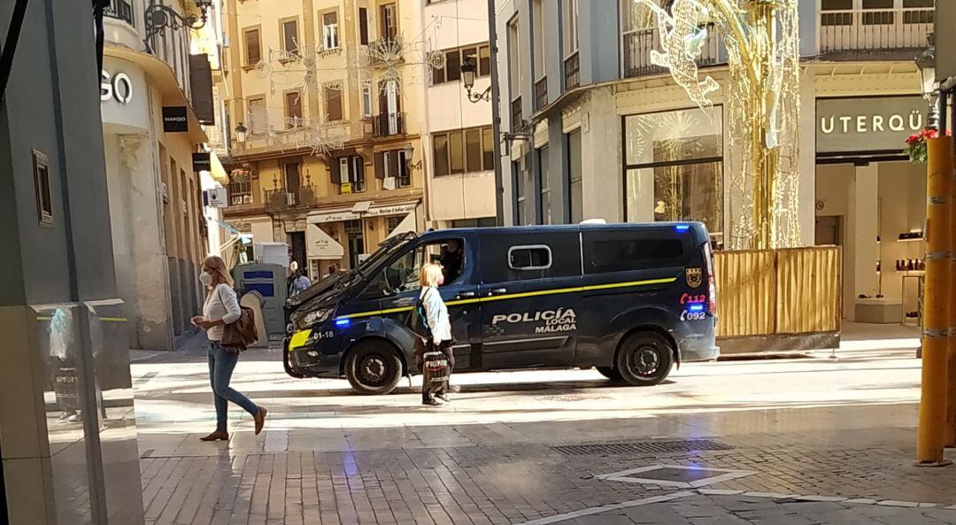 Imagen de un furgón de la Policía Local de Málaga por calle Larios