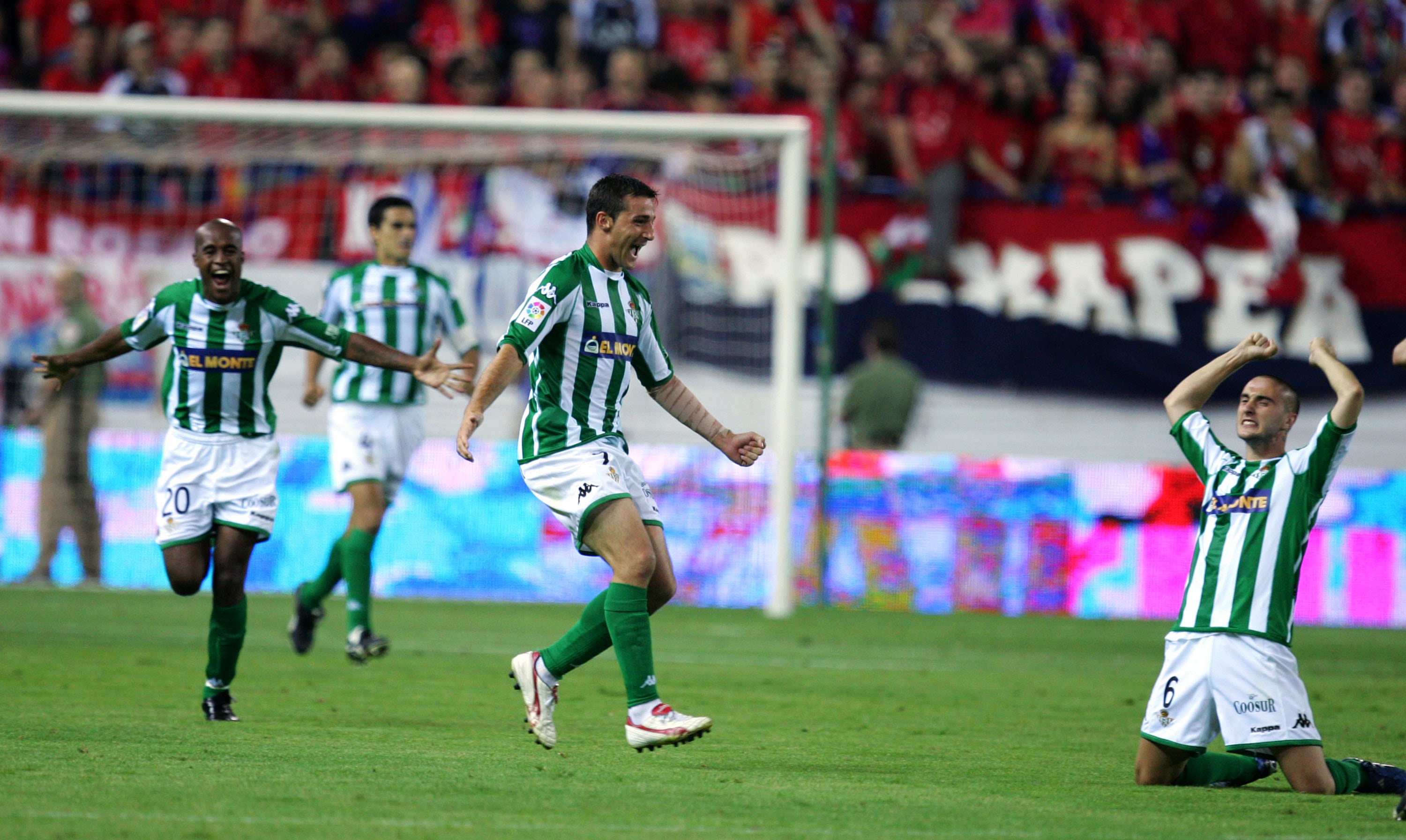 Marcos Assuncao, Fernando Varela y Dani Martin Alexandre celebrando la Copa de 2005