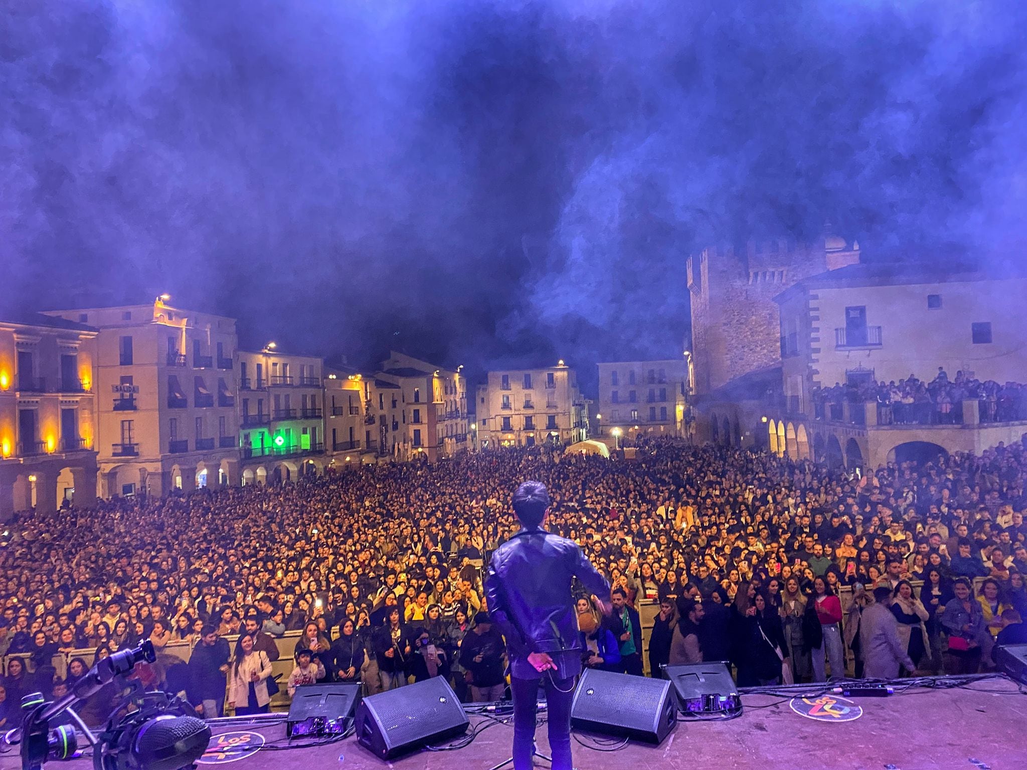 Estado de la Plaza Mayor durante la actuación de Chalie USG con una Plaza Mayor abarrotada en el concierto Los40 Pop con los 40 del estatuto