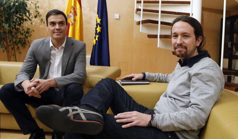 Líder del partido socialista Pedro Sánchez (i) reunido con Pablo Iglesias (d), secretario general de Podemos. Imagen de archivo.