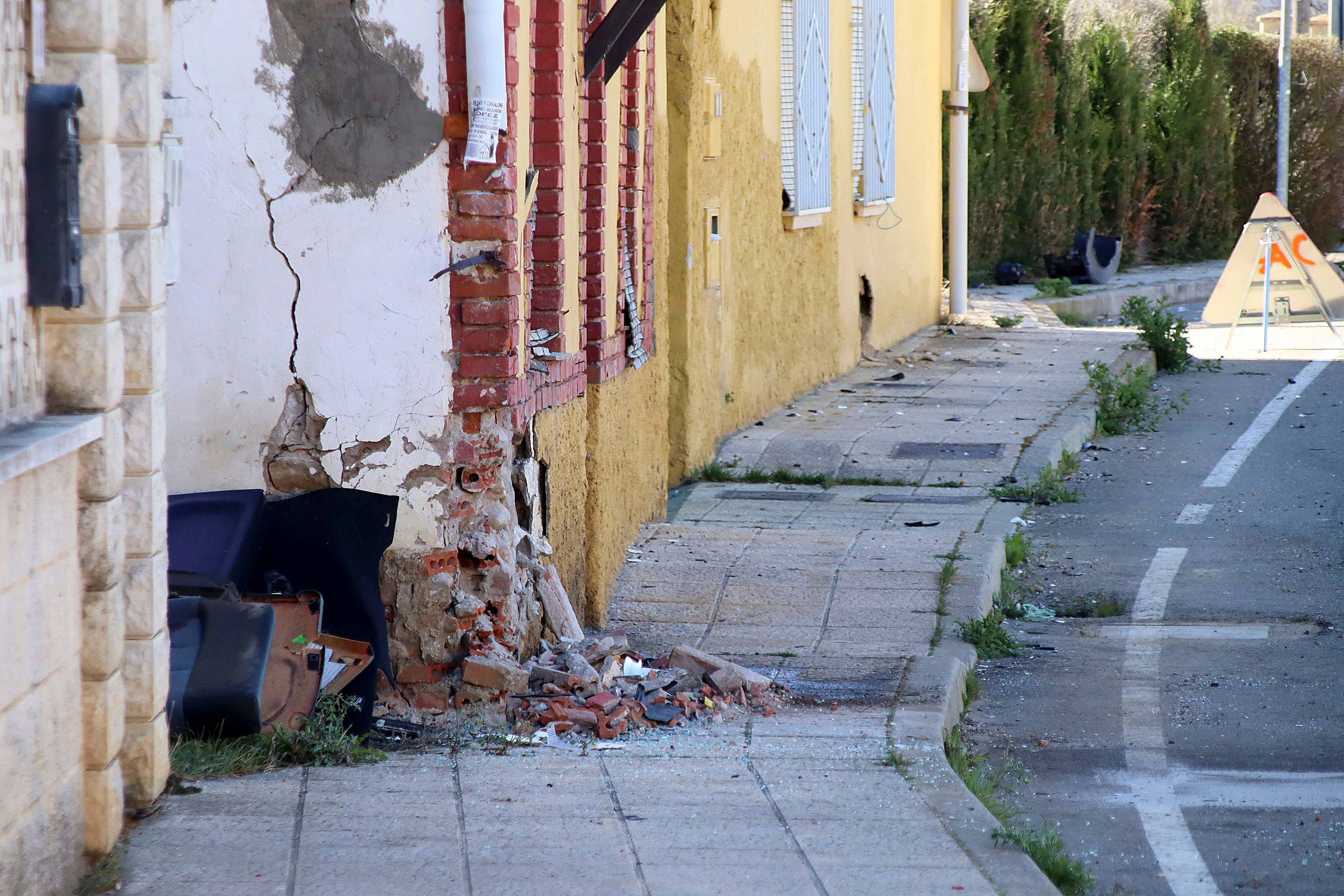 GRAF1949. GARRAFE DE TORÍO (LEÓN), 02/04/2023.- Dos hombres de 26 y 33 años han fallecido durante la noche de este pasado sábado al chocar el turismo en el que se desplazaban contra un muro en el municipio leonés de Villaverde Abajo, dentro del término municipal de Garrafe de Torío. EFE/J.Casares