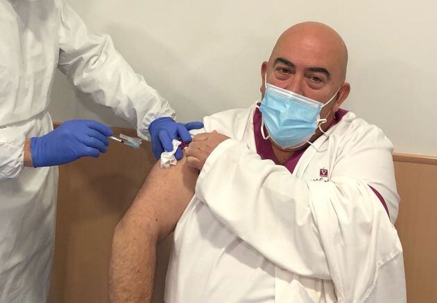 Felipe Hoyo siendo vacunado