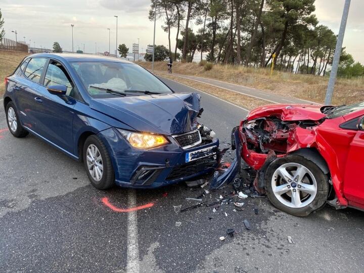 Los coches colisionaron frontalmente