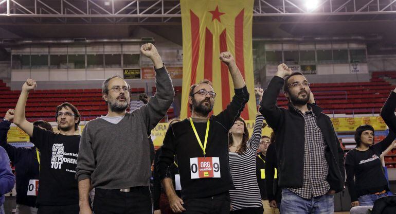 Los miembros de la CUP Antonio Baños, Benet Salellas, y Albert Butran