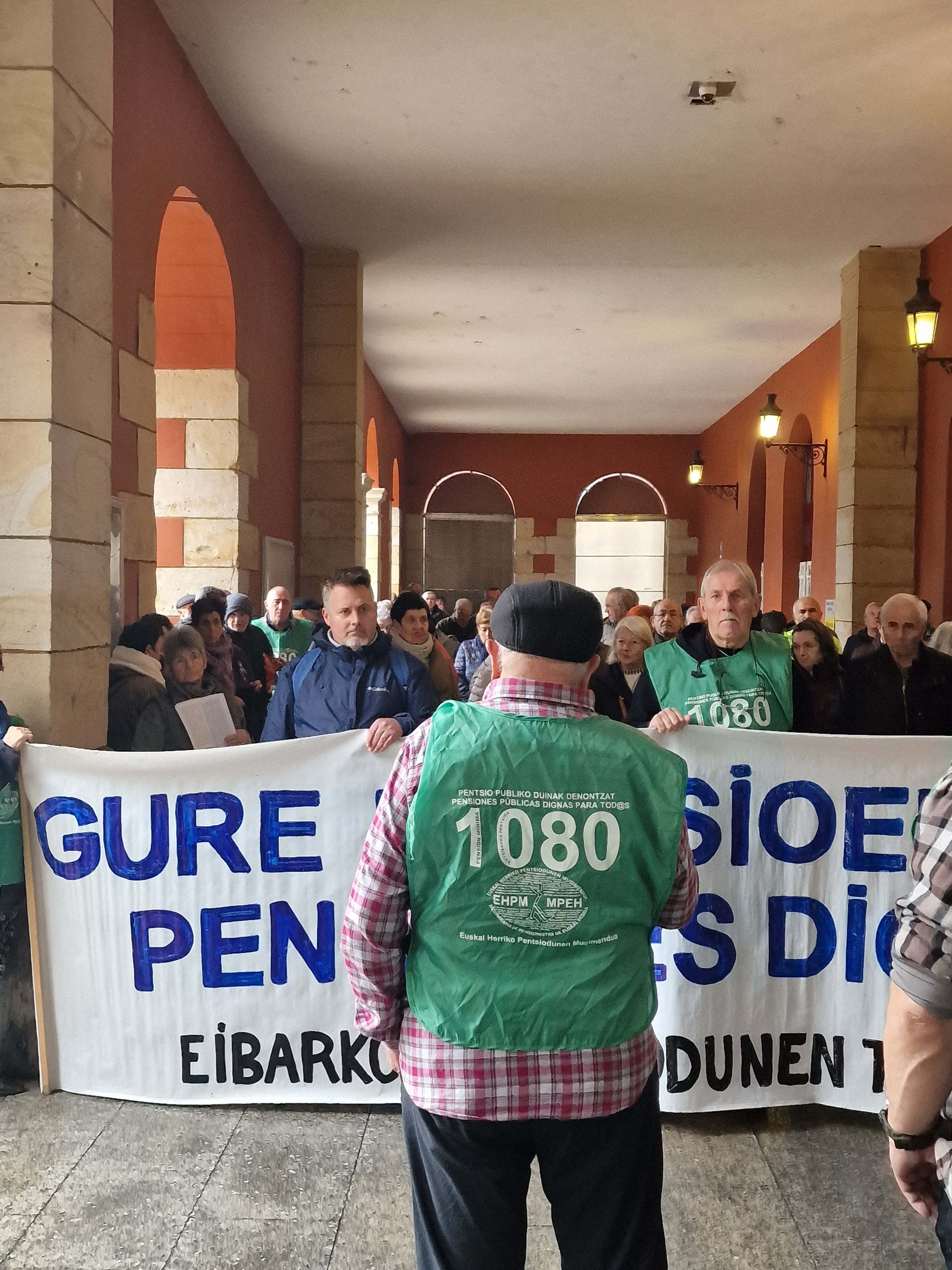 El movimiento de pensionistas de Eibar se concentra en los soportales del Ayuntamiento de Eibar para celebrar su sexto aniversario y protestar por unas pensiones dignas