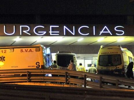 GRA338. LOS LLANOS (ALBACETE), 26/01/2015.- Varias ambulancias en la puerta de Urgencias del Hospital de Albacete
