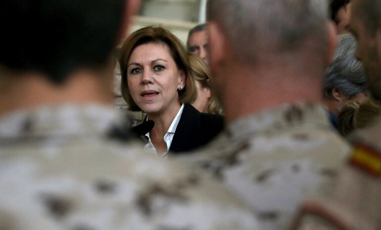 La ministra de Defensa, María Dolores de Cospedal, posa con los militares durante su visita al destacamento aéreo español en la base de Sigonella, en las proximidades de Catania