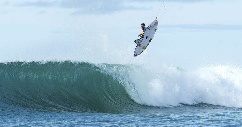 Fotografía de archivo de un surfista.