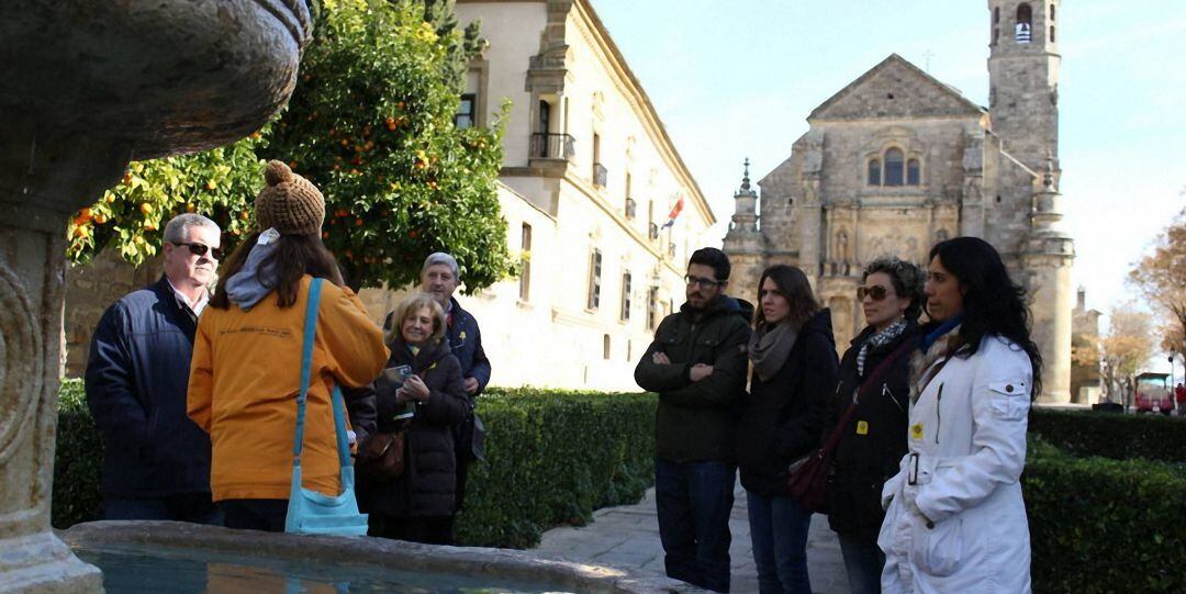 Un grupo de turistas durante su visita a Úbeda.