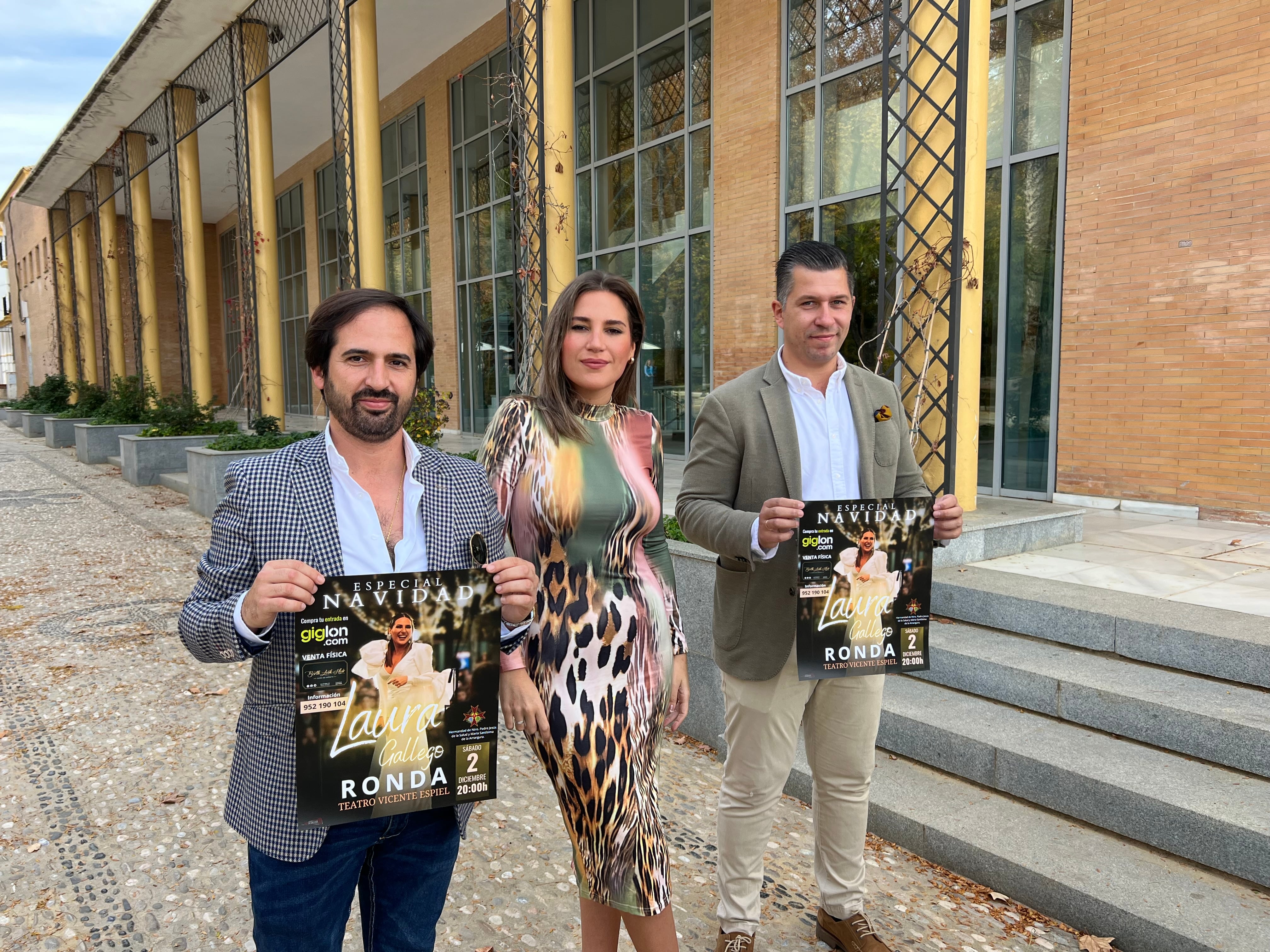 Laura Gallego junto a dos componentes de la cofradía rondeña en la Alameda del Tajo