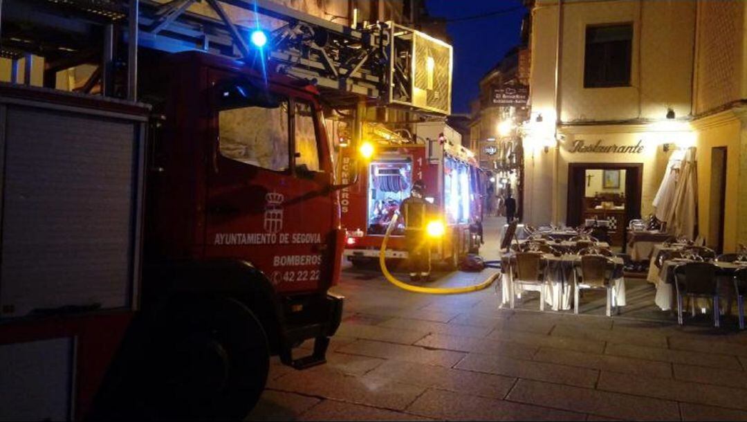 Bomberos de Segovia durante su intervención la noche del viernes en la Calle Cervantes