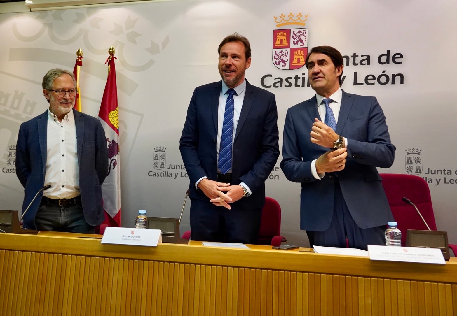 El consejero de Medio Ambiente, Vivienda y Ordenación del Territorio, Juan Carlos Suárez-Quiñones, el alcalde de Valladolid, Óscar Puente, y el concejal de Planificación Urbanística, Manuel Saravia, presentan en rueda de prensa el Proyecto Red de Calor Valladolid Oeste.