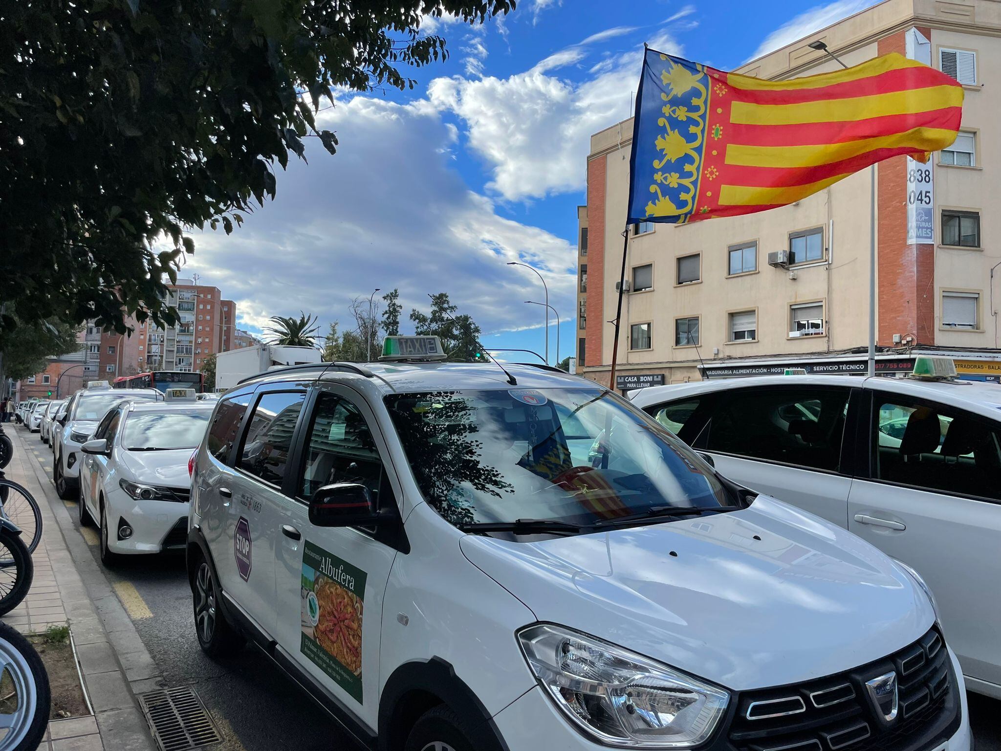 Concentración de taxis en València para reclamar que se reduzca la exigencia de taxis en circulación, suban las tarifas y se persiga a las VTC