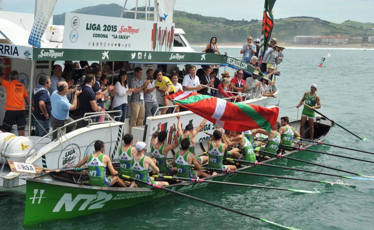 Hondarribia celebra su victoria en Zarautz el pasado verano