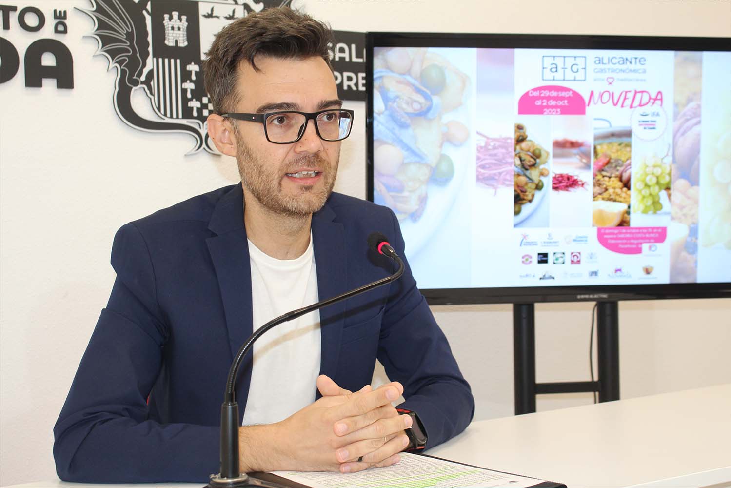 El alcalde de Novelda anunciando la participación en &quot;Alicante Gastronómica&quot;