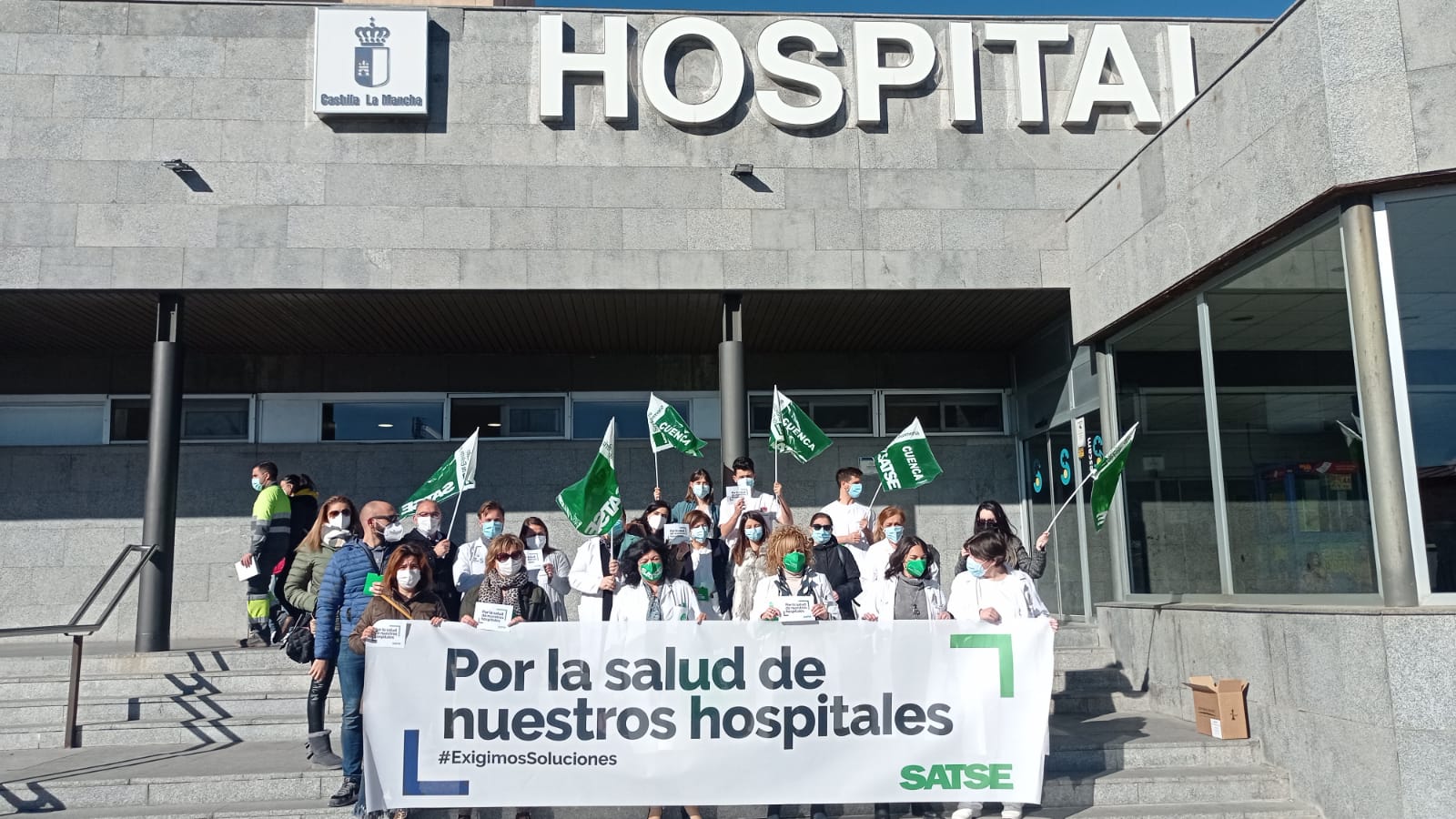 Concentración de profesionales de enfermería ante el Hospital Virgen de la Luz de Cuenca para exigir un incremento de plantillas