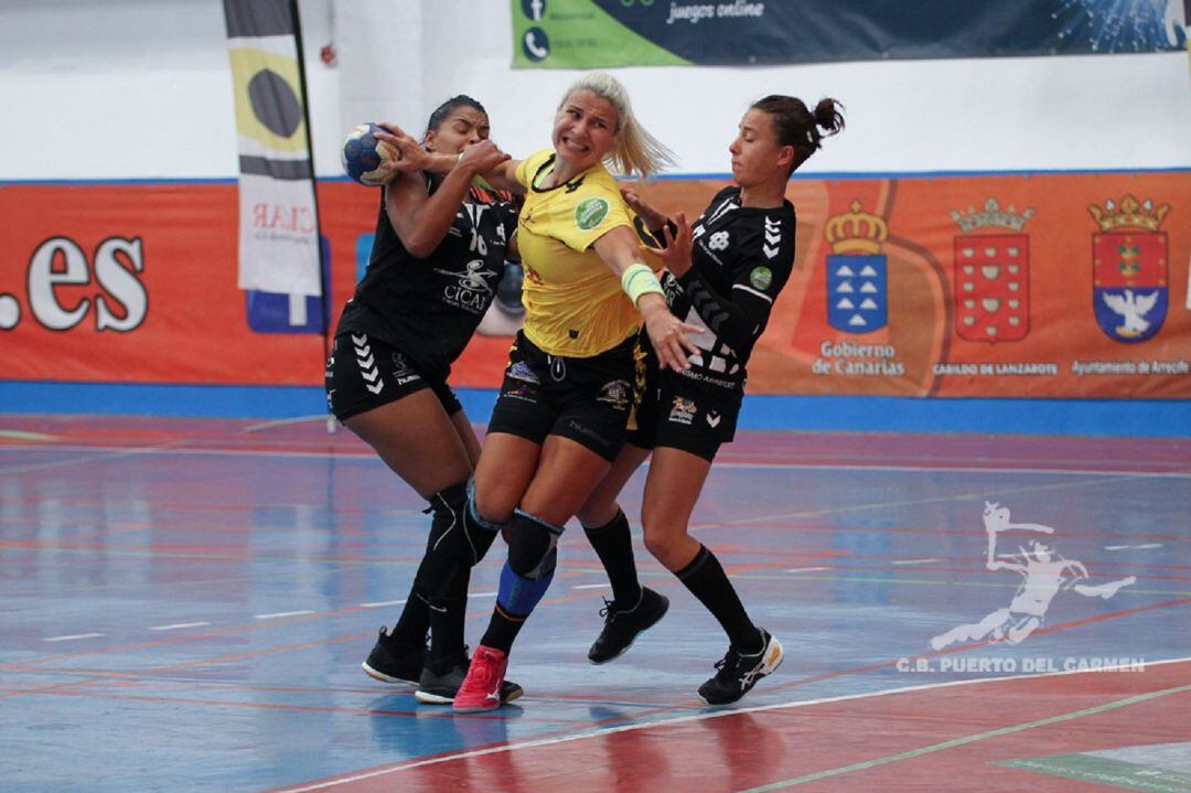 Sladjana Topic en el derbi entre el Cicar Lanzarote Ciudad de Arrecife y el Lanzarote Puerto del Carmen.