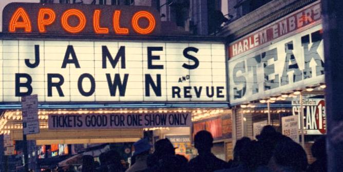 Marquesina del teatro Apollo de Harlem con el anuncio de un concierto de James Brown