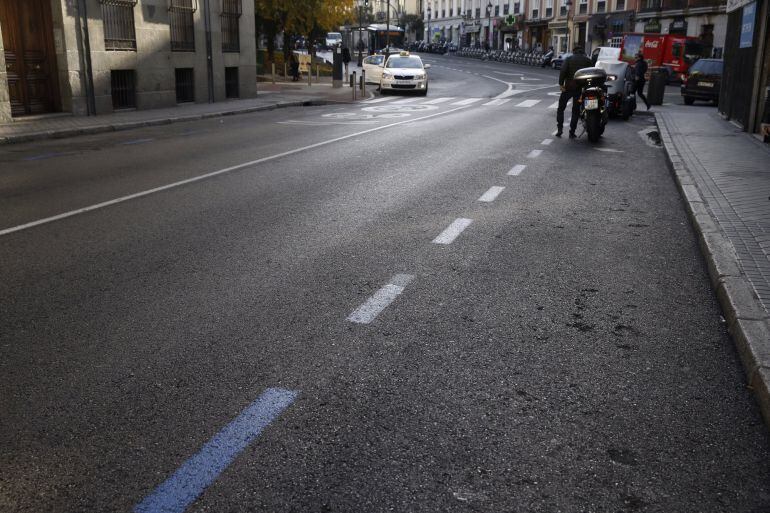 Detalle de una céntrica calle del centro de Madrid con la zona azul del estacionamiento regulado sin vehículos tras la activación del escenario 2 del protocolo anticontaminación. La nueva jornada de restricciones al tráfico por contaminación en el Ayuntamiento de Madrid ha comenzado con menos tráfico en los accesos al centro de Madrid desde el sur y con fluidez en el tránsito en el norte y la M-30, según han apuntado a Efe fuentes del Centro de Pantallas de la ciudad. Por segunda vez en la historia, la ciudad mantiene hoy activo el escenario 2 de su protocolo anticontaminación, que impide aparcar en las zonas de estacionamiento regulado a los vehículos de no residentes de 9.00 a 21.00 horas y rebaja la velocidad máxima en los accesos.