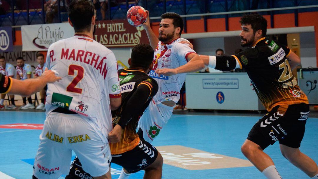 Natán Suarez en un partido contra el BM Puente Genil