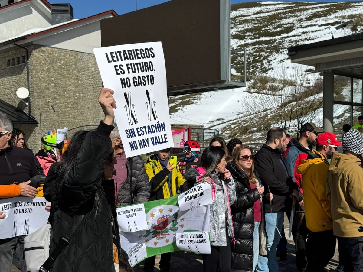 Silbatos y cacerolas suenan en Leitariegos en reivindicación de su futuro