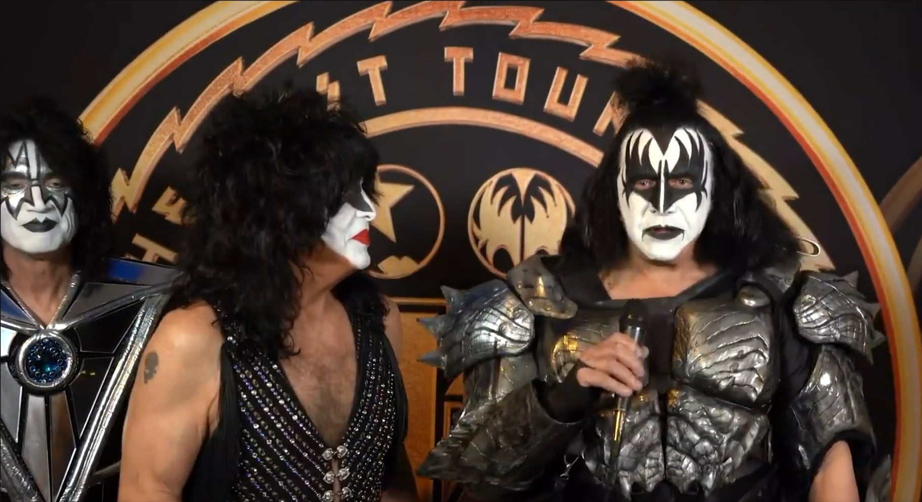 Gene Simmons, a la derecha, interpreta su versión de &#039;La Macarena&#039; ante la mirada de Paul Stanley