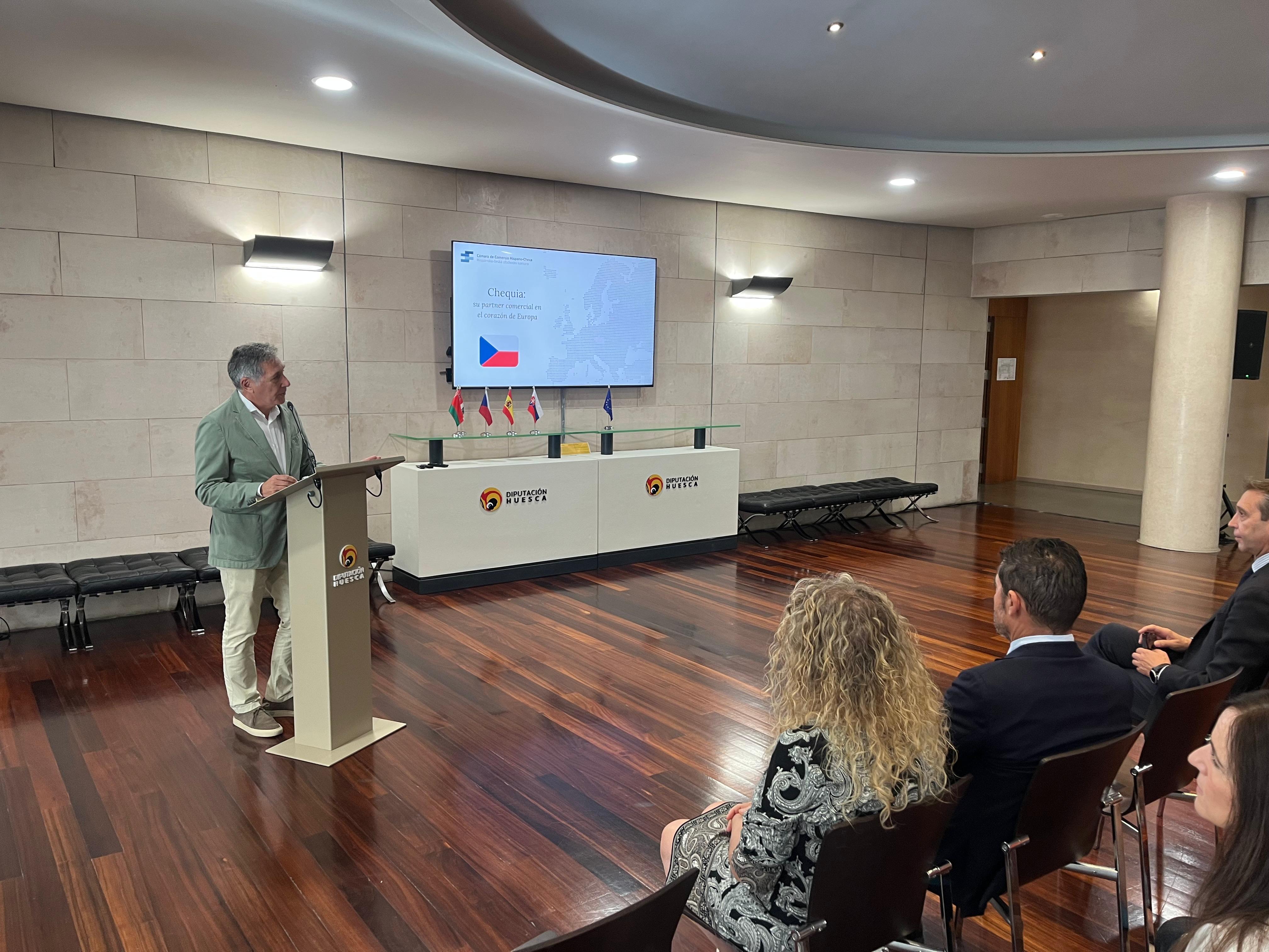 Ricardo Oliván daba la bienvenida a los asistentes a la jornada