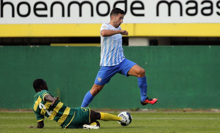 Jony intenta marcharse de un contrario en el triangular de Sittard