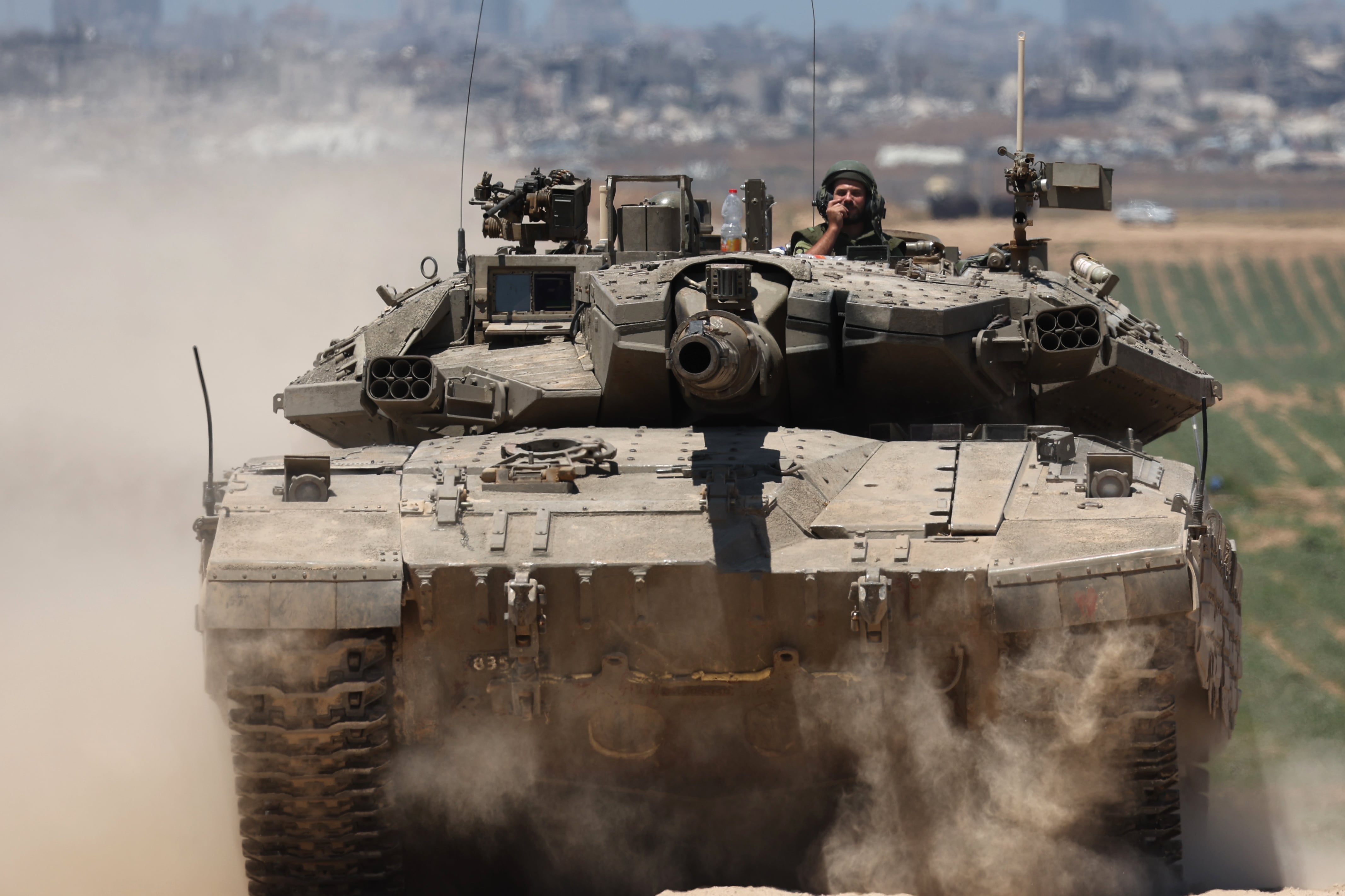 Un tanque israelí en los alrededores del campo de refugiados de Yabalia, en la Franja de Gaza