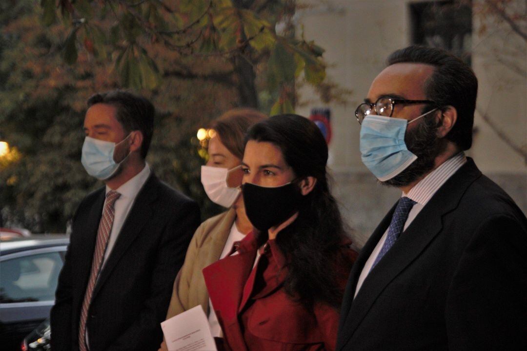 La portavoz de Vox en la Asamblea, Rocío Monasterio, acompañada de diputados regionales presentan medidas cautelarísimas contras las medidas sanitarias del Gobierno central en Madrid