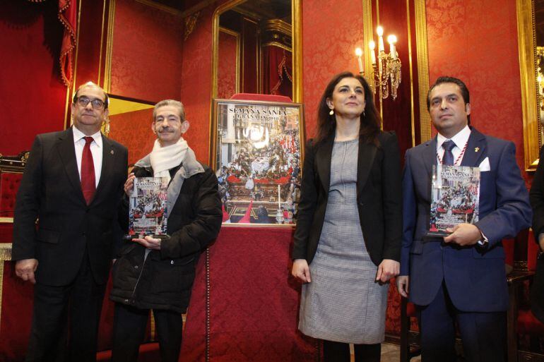 Actó de presentación del cartel oficial de la Semana Santa con la presencia del presidente de Jesús Muros, Fernando López, Raquel Ruz y Víctor Hidalgo