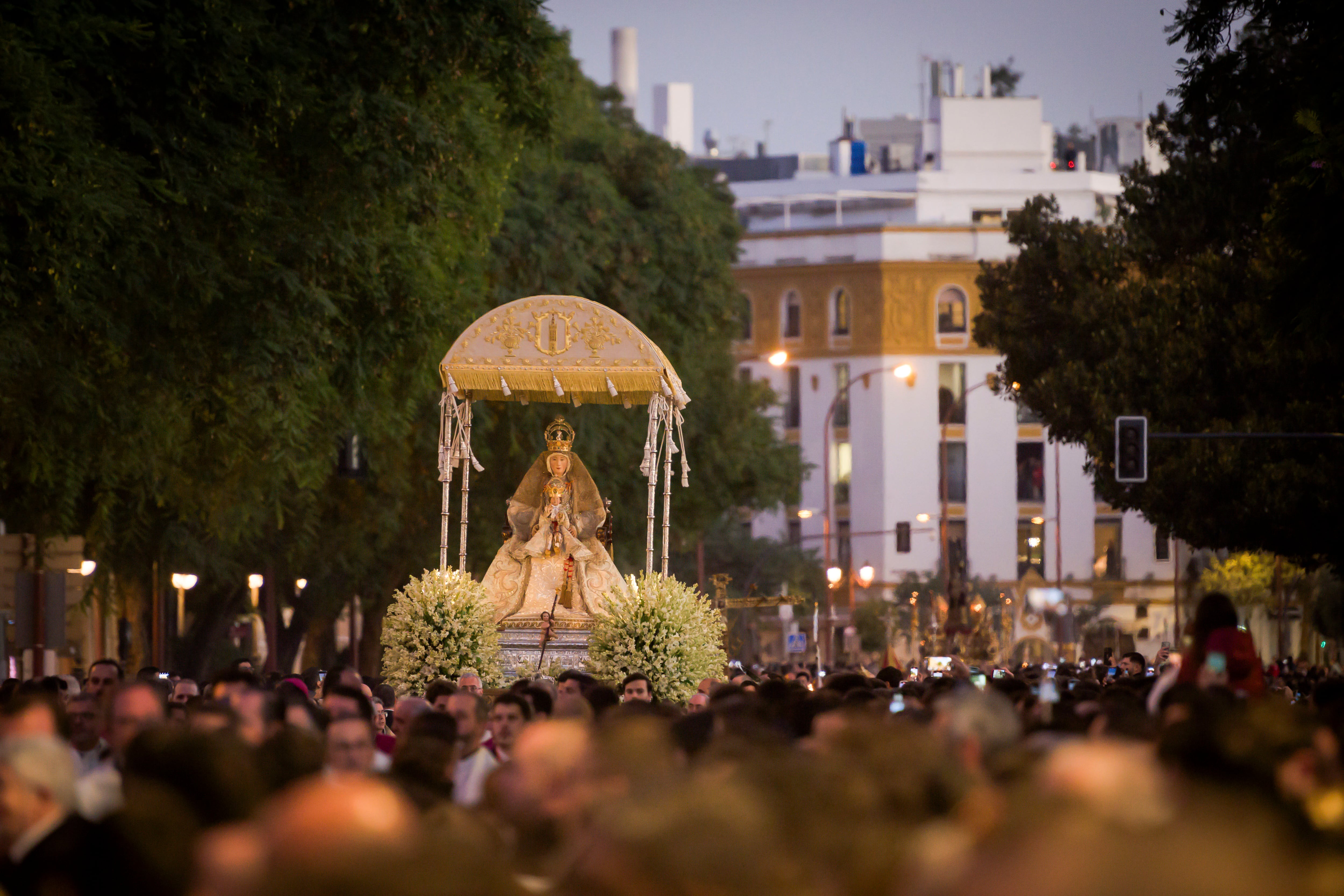 SEVILLA, 08/12/2024. - Centenares de fieles contemplan a la Virgen de Los Reyes a su paso por el Paseo de Colón, en la procesión de clausura del II Congreso Internacional de Hermandades Piedad Popular, bautizada como procesión de la &#039;Magna&#039;, un evento que ha congregado este domingo, en Sevilla a miles de personas. EFE/ Raúl Caro
