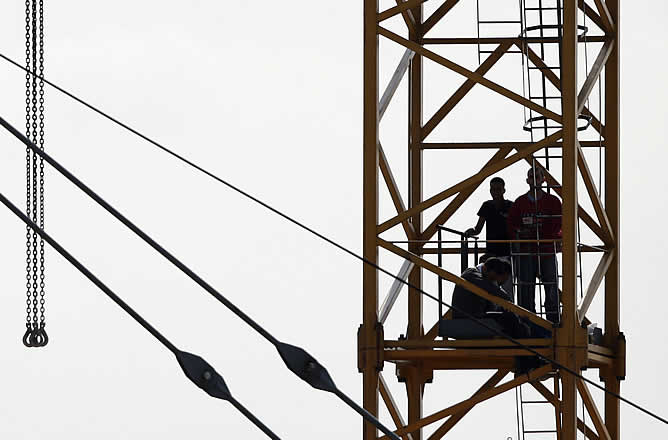 Inmigrantes indocumentados en una grua en el centro de Bruselas protestan para conseguir permiso de residencia y trabajo