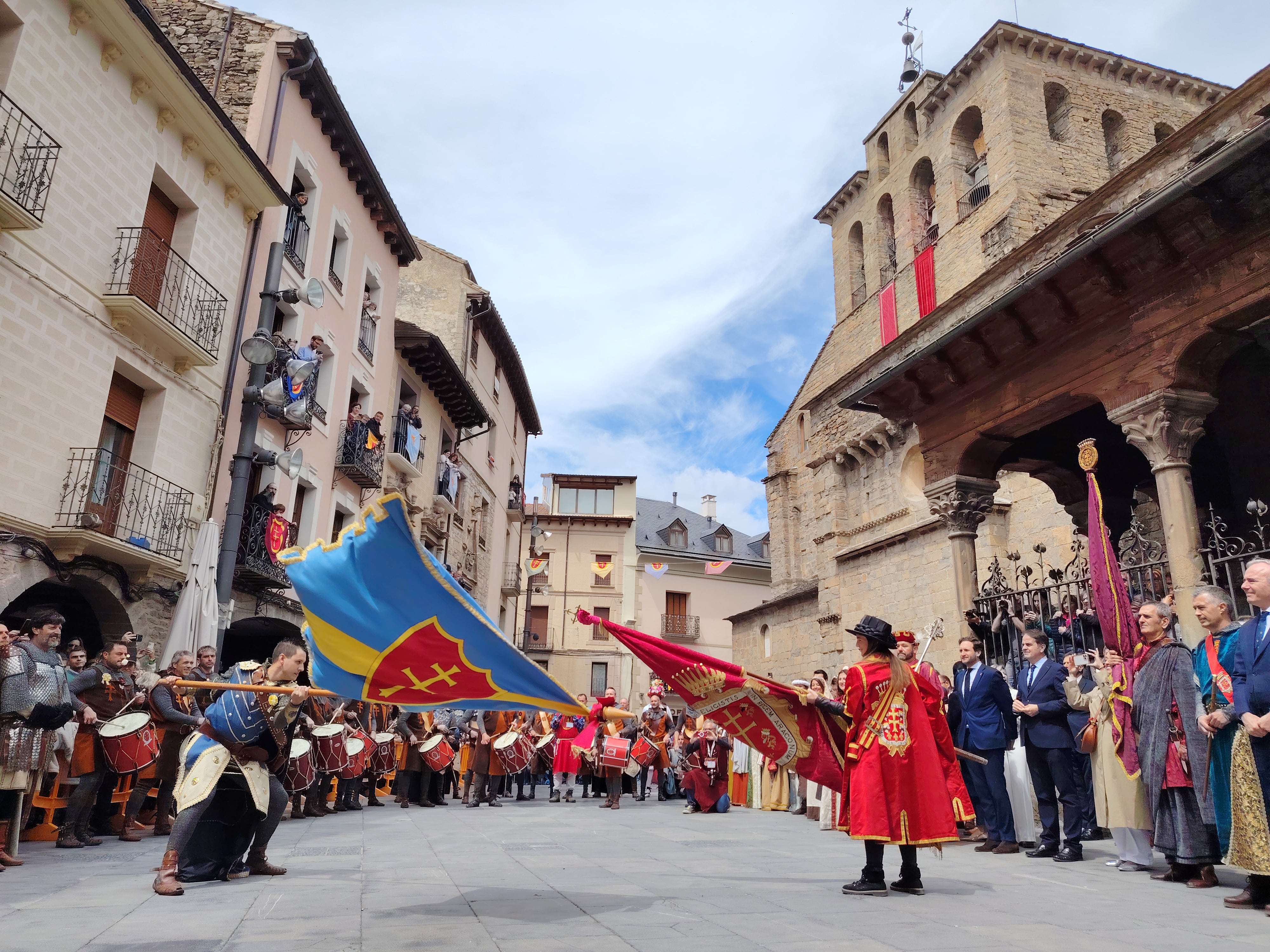 Saludo de banderas en la plaza de la Catedral de Jaca PVM 2024