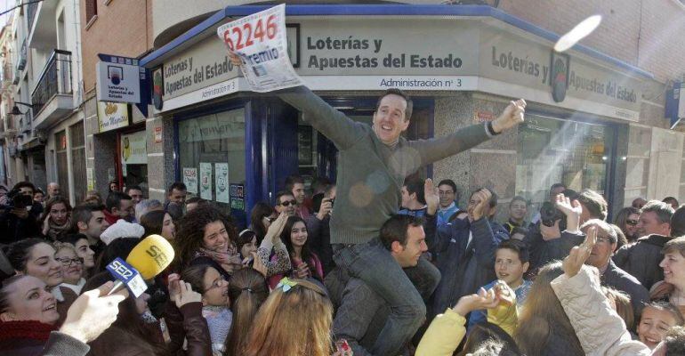 El dueño de la administración de loterías 'El Romerito' de Bailén celebra el primer premio de Navidad caído en 2013.
