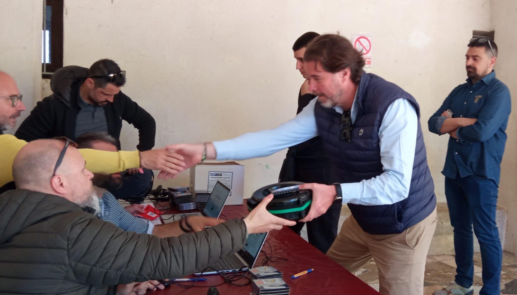 Un festero recogiendo esta mañana la cantimplora con pólvora en el Baradello de Moya.