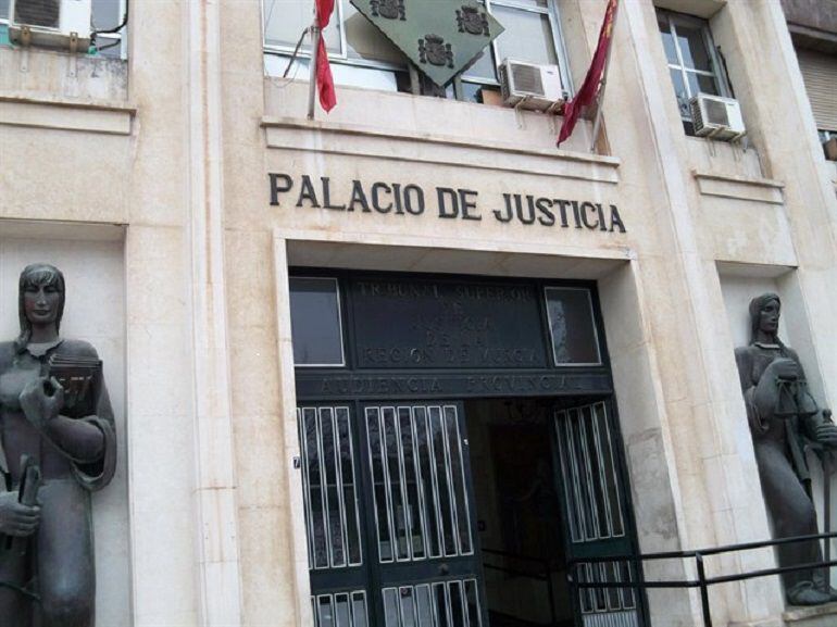 Puerta de entrada principal del Palacio de Justicia de Murcia