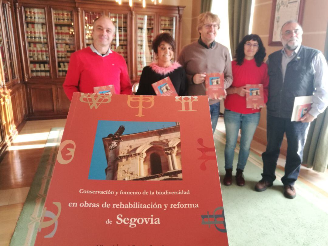 Los responsables de este nuevo libro durante su presentación en el Ayuntamiento de Segovia