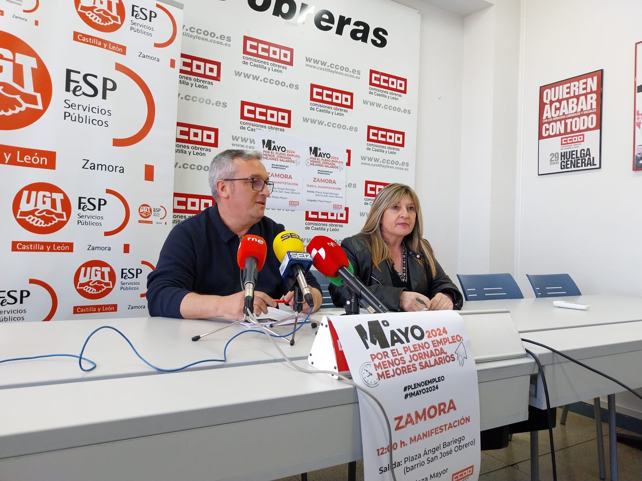 Juan Escudero y Trinidad Acebes, responsables de UGT y CCOO, en la presentación de la manifestación del Primero de Mayo