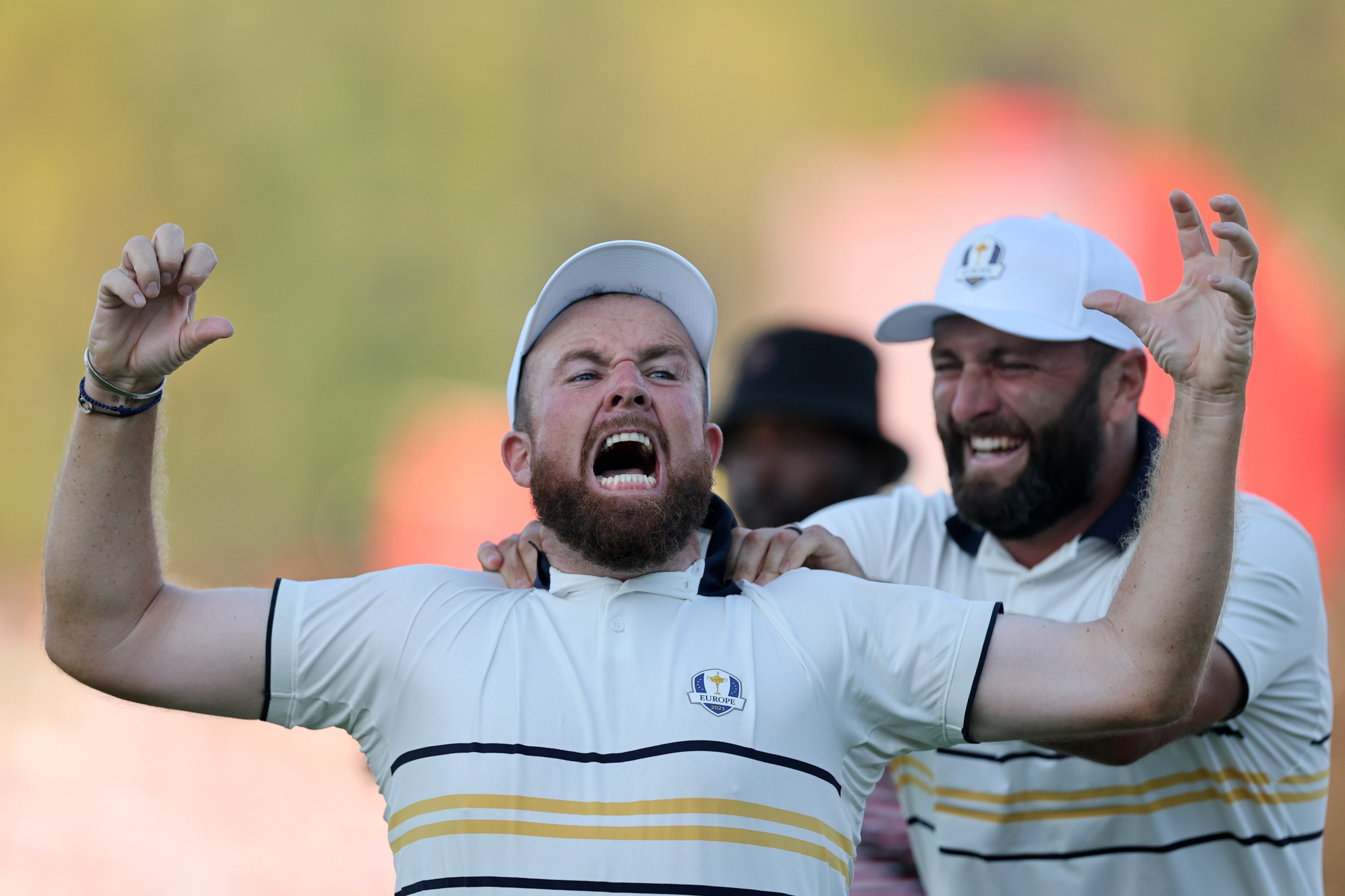Shane Lowry celebra junto a Jon Rahm en la Ryder Cup 2025